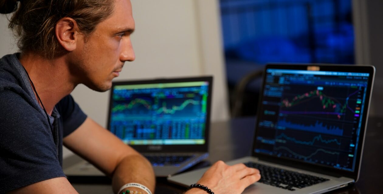 Choosing the Right Broker: What to Look for when Trading Forex Online